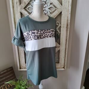 Perfect Peach Women's Short Sleeve Ruffle Dolman Relaxed T-Shirt Leopard